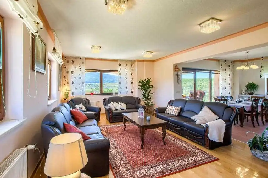 Ružić Villa for Up to 10 Guests