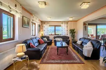 Ružić Villa for Up to 10 Guests