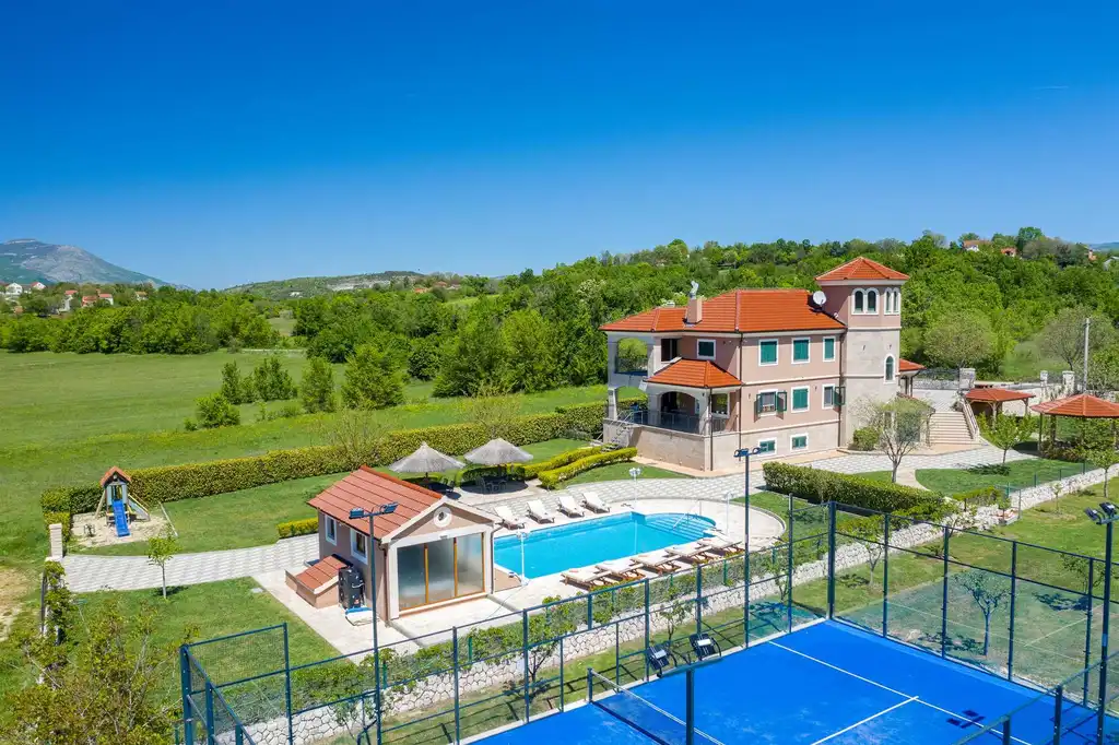 Ružić Villa for Up to 10 Guests