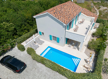 Barrier-Free 3-Bedroom Villa with Heated Pool, Rasopasno