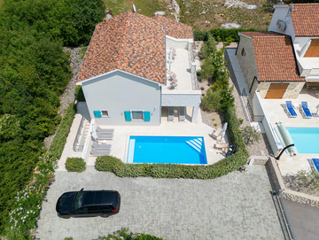 Barrier-Free 3-Bedroom Villa with Heated Pool, Rasopasno