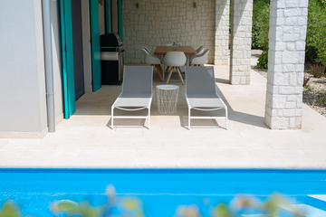 Barrier-Free 3-Bedroom Villa with Heated Pool, Rasopasno