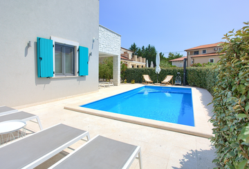 Barrier-Free 3-Bedroom Villa with Heated Pool, Rasopasno