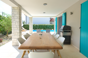 Barrier-Free 3-Bedroom Villa with Heated Pool, Rasopasno