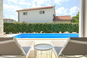 Barrier-Free 3-Bedroom Villa with Heated Pool, Rasopasno