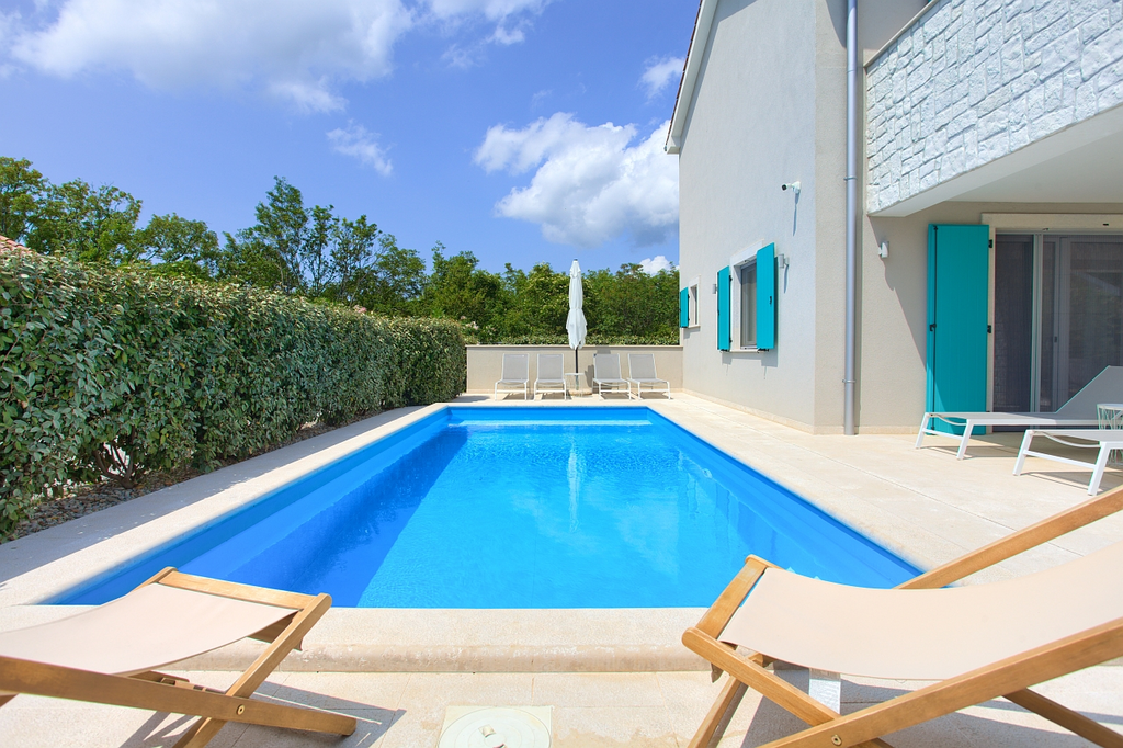 Barrier-Free 3-Bedroom Villa with Heated Pool, Rasopasno