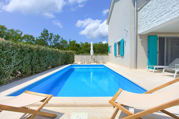 Barrier-Free 3-Bedroom Villa with Heated Pool, Rasopasno