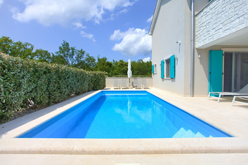 Barrier-Free 3-Bedroom Villa with Heated Pool, Rasopasno