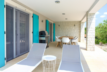 Barrier-Free 3-Bedroom Villa with Heated Pool, Rasopasno