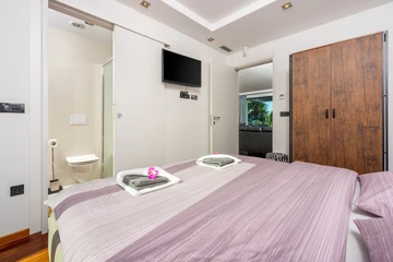 Malinska Apartment for Up to 5 Guests with Terraces