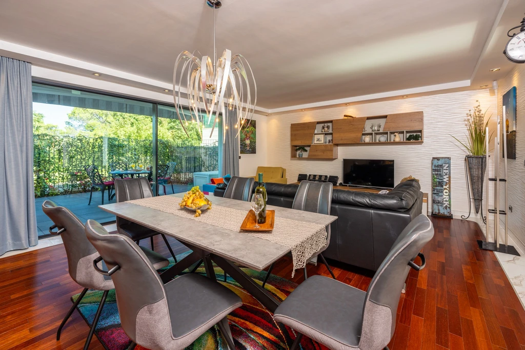 Malinska Apartment for Up to 5 Guests with Terraces
