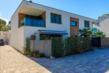 Malinska Apartment for Up to 5 Guests with Terraces