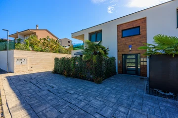 Malinska Apartment for Up to 5 Guests with Terraces