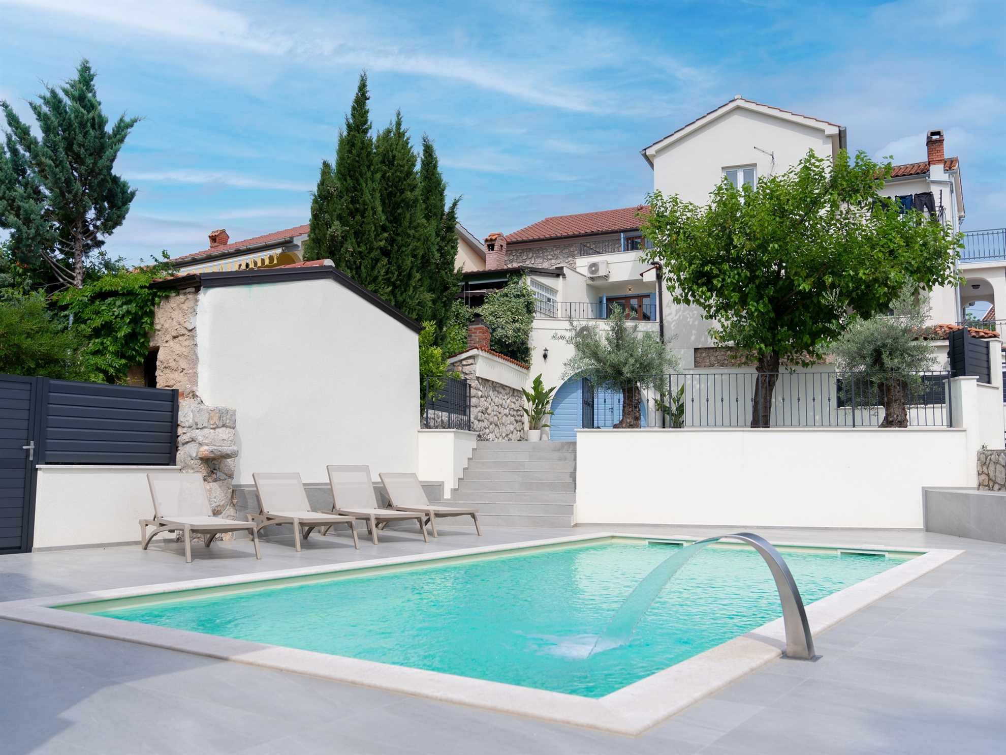 Villa Solaris z ogrevanim bazenom, savno ter letno kuhinjo