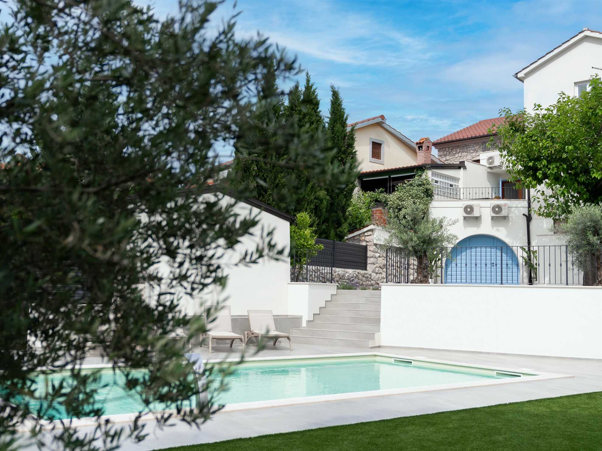 Villa Solaris z ogrevanim bazenom, savno ter letno kuhinjo