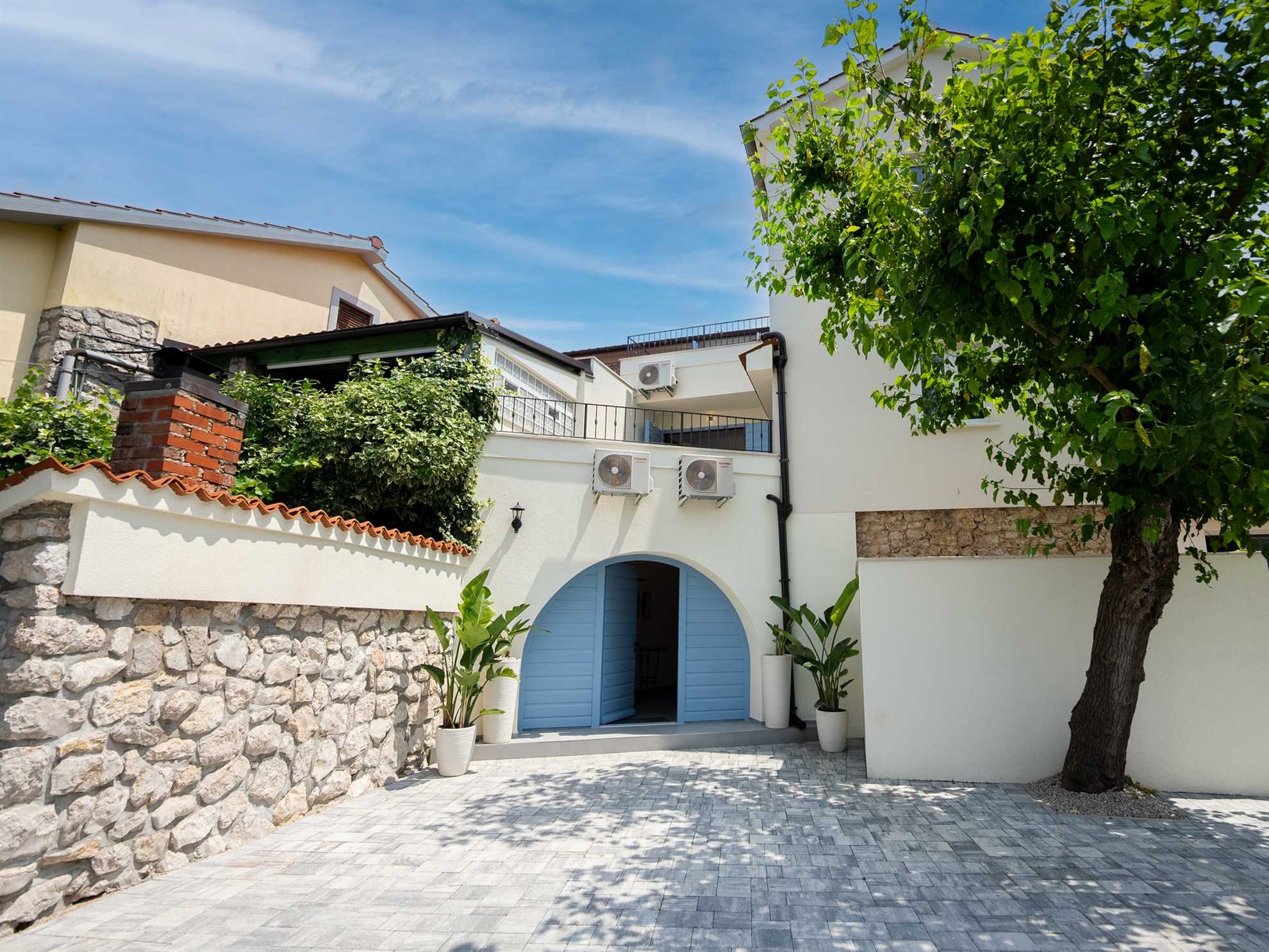 Villa Solaris z ogrevanim bazenom, savno ter letno kuhinjo