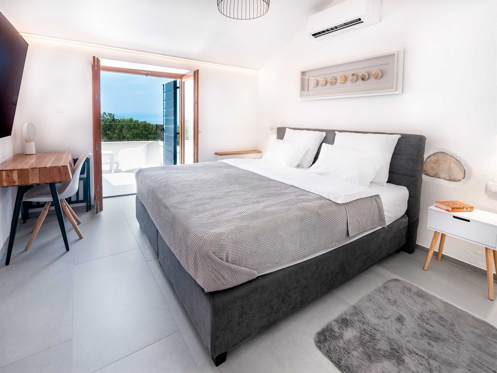 Villa Solaris z ogrevanim bazenom, savno ter letno kuhinjo