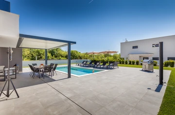 Villa with Saltwater Pool in Juršići