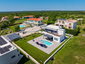 Villa with Saltwater Pool in Juršići