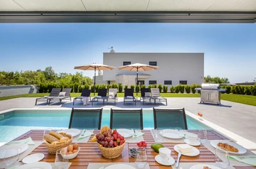 Villa with Saltwater Pool in Juršići