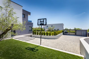 Villa with Saltwater Pool in Juršići