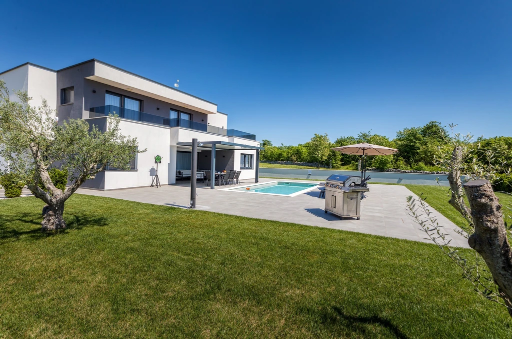 Villa with Saltwater Pool in Juršići