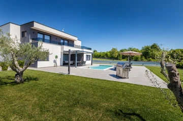 Villa with Saltwater Pool in Juršići