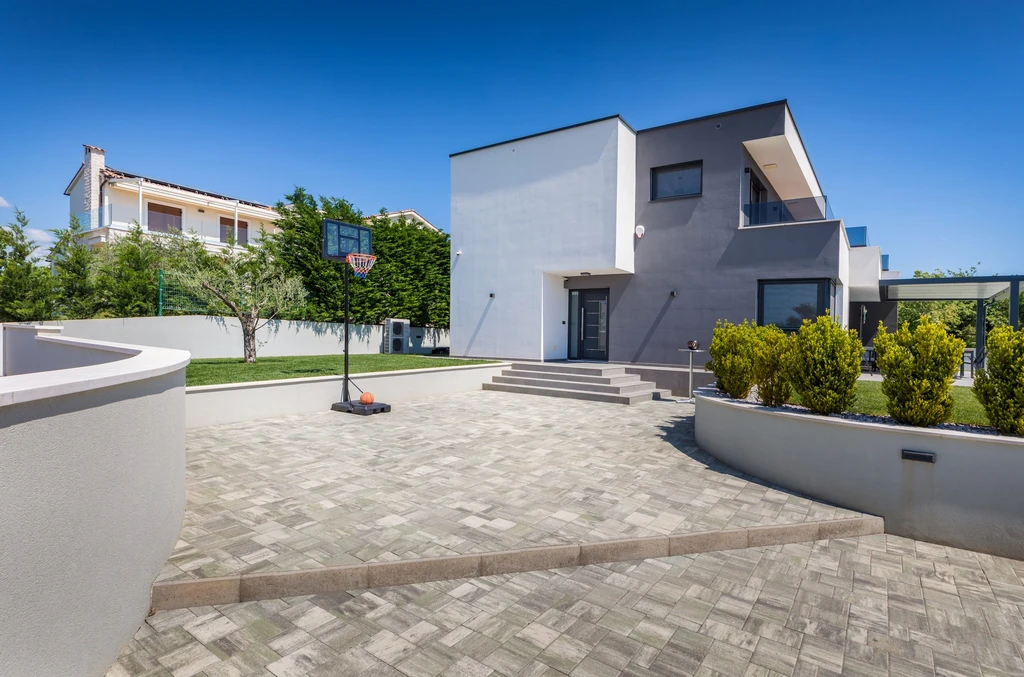 Villa with Saltwater Pool in Juršići