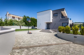 Villa with Saltwater Pool in Juršići