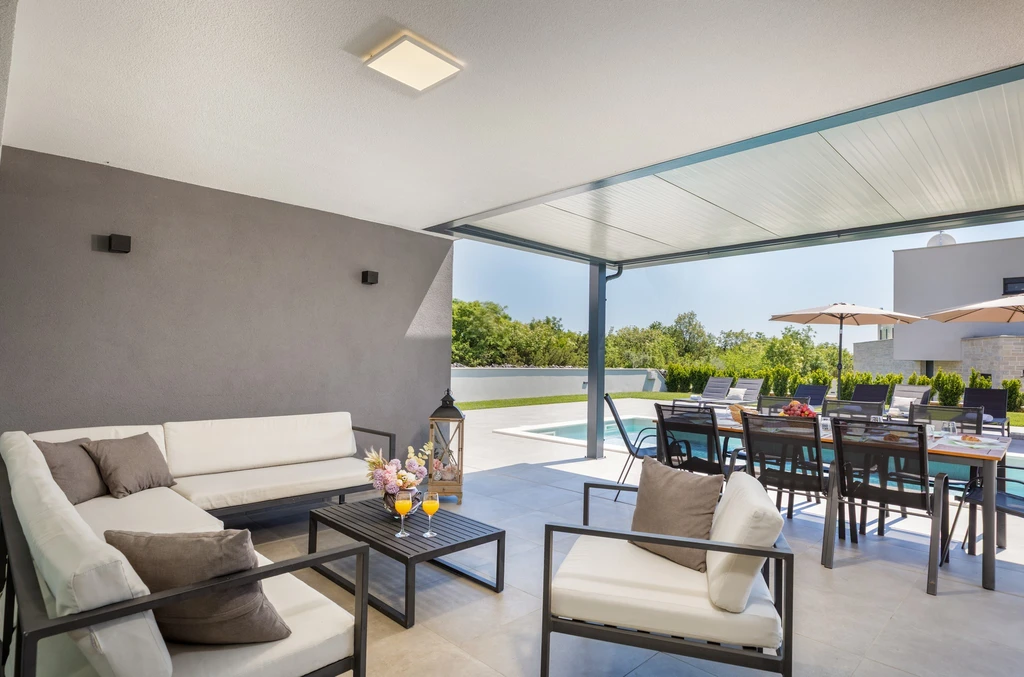 Villa with Saltwater Pool in Juršići