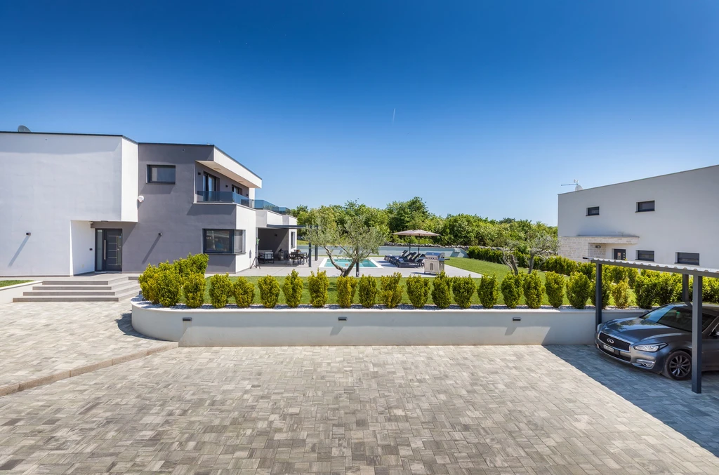 Villa with Saltwater Pool in Juršići
