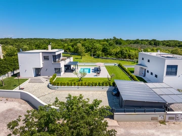 Villa with Saltwater Pool in Juršići