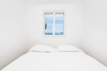 Crveni Vrh House for 4 with Private Beach Access