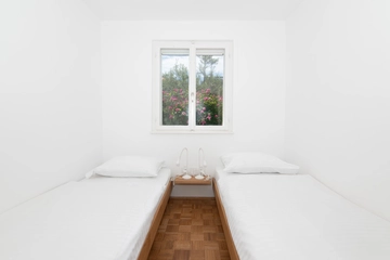 Crveni Vrh House for 4 with Private Beach Access