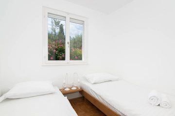 Crveni Vrh House for 4 with Private Beach Access