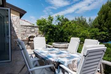 Crveni Vrh House for 4 with Private Beach Access