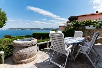 Crveni Vrh House for 4 with Private Beach Access