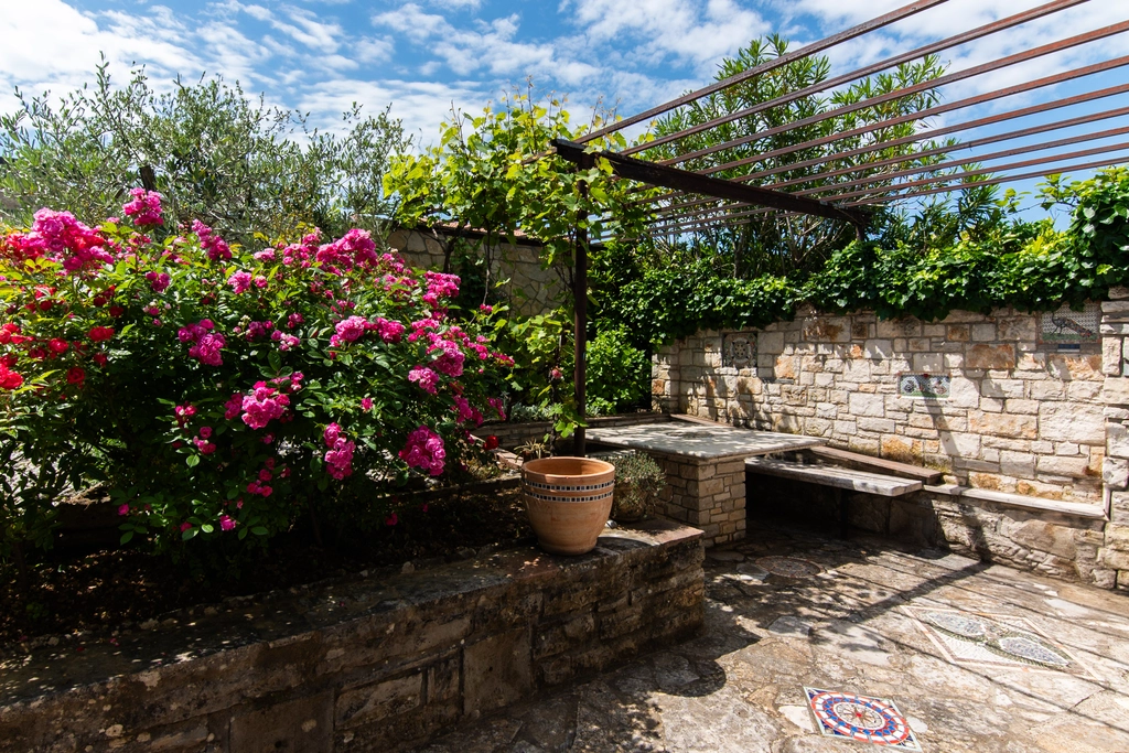 Crveni Vrh House for 4 with Private Beach Access