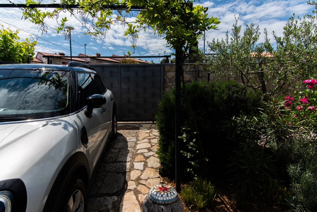 Crveni Vrh House for 4 with Private Beach Access