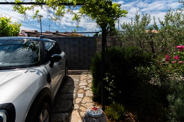 Crveni Vrh House for 4 with Private Beach Access