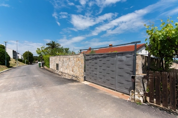 Crveni Vrh House for 4 with Private Beach Access