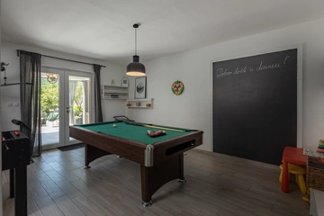 4-Bedroom Villa in Tribalj for Up to 8 Guests