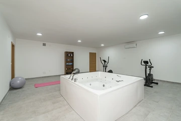 5-Bedroom Villa in Orasac for Up to 10 Guests