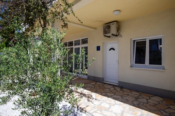 4-Bedroom Villa in Seget Donji for 8 Guests