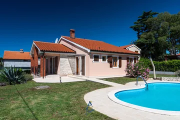 2-Bedroom Villa with Private Heated Pool in Višnjan
