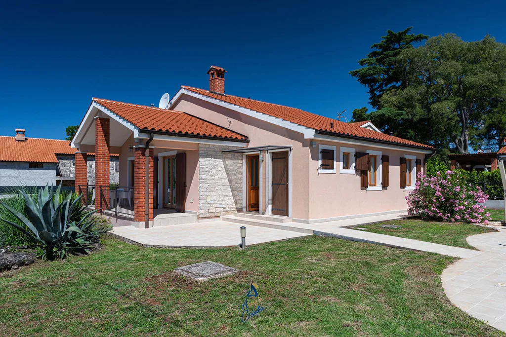 2-Bedroom Villa with Private Heated Pool in Višnjan