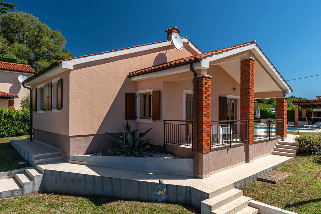 2-Bedroom Villa with Private Heated Pool in Višnjan