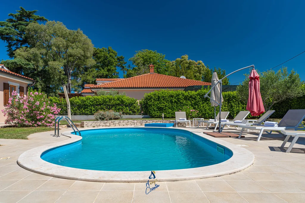 2-Bedroom Villa with Private Heated Pool in Višnjan