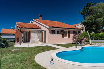 2-Bedroom Villa with Private Heated Pool in Višnjan