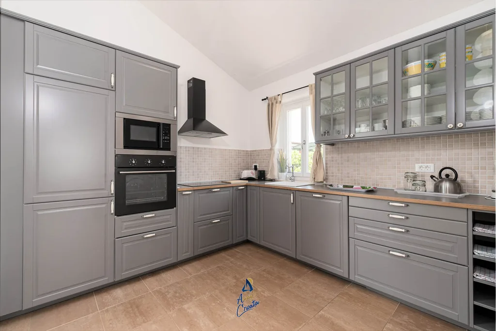 2-Bedroom Villa with Private Heated Pool in Višnjan